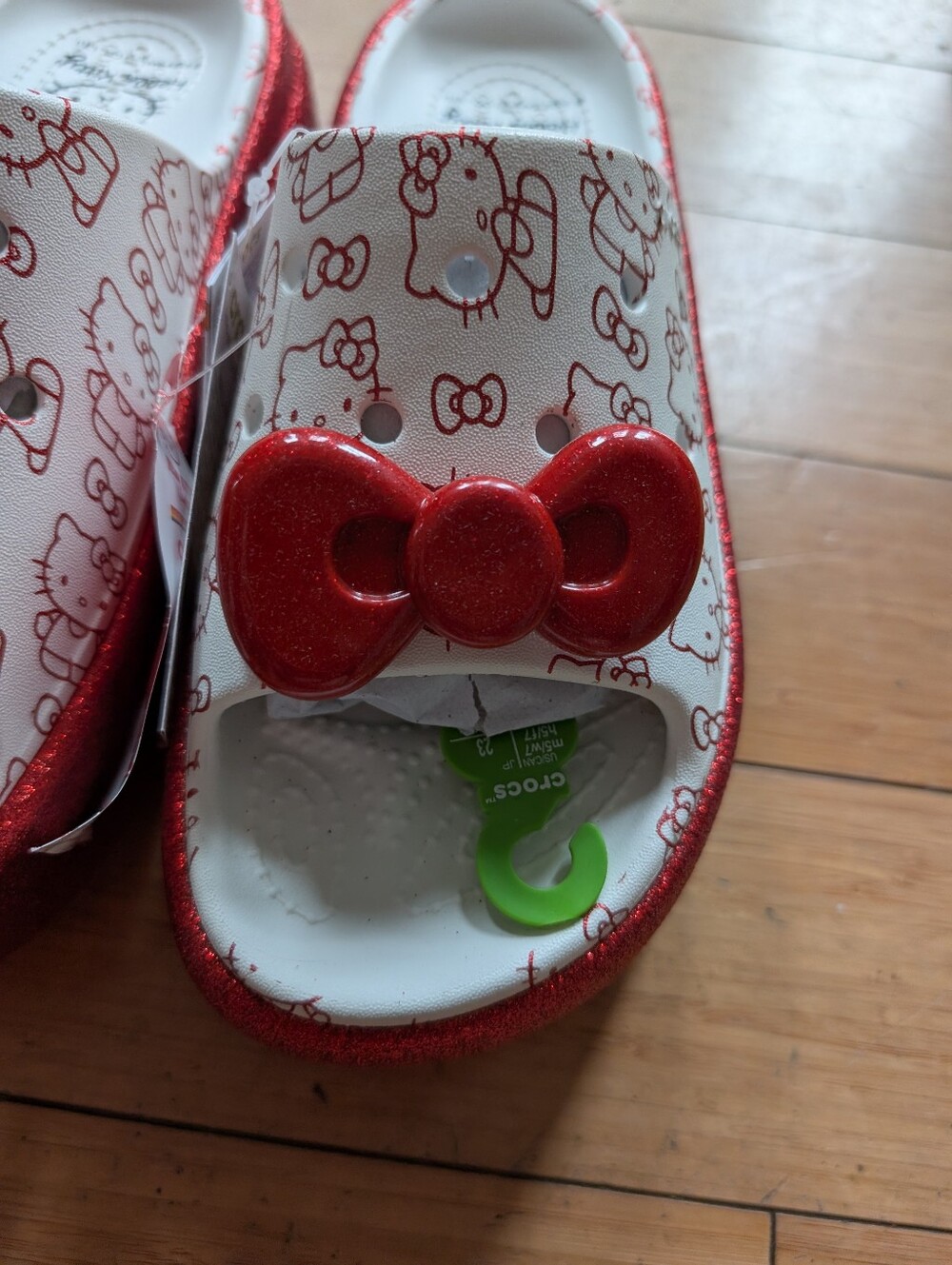 Crocs X Hello Kitty Stomp Slides  Women's 7 Rare 50th Anniversary White Red - Picture 3 of 6